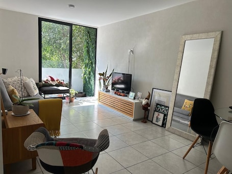 Living area. CDMX Bright, comfortable space, minutes away from the airport and the GNP Forum