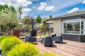 Outdoor dining - Park @ Lake Central (Taupo)