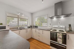 Fridge, microwave, oven, stovetop - Park @ Lake Central (Taupo)
