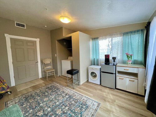 Beautiful 1 bedroom bungalow in charming Lake Montezuma with AC