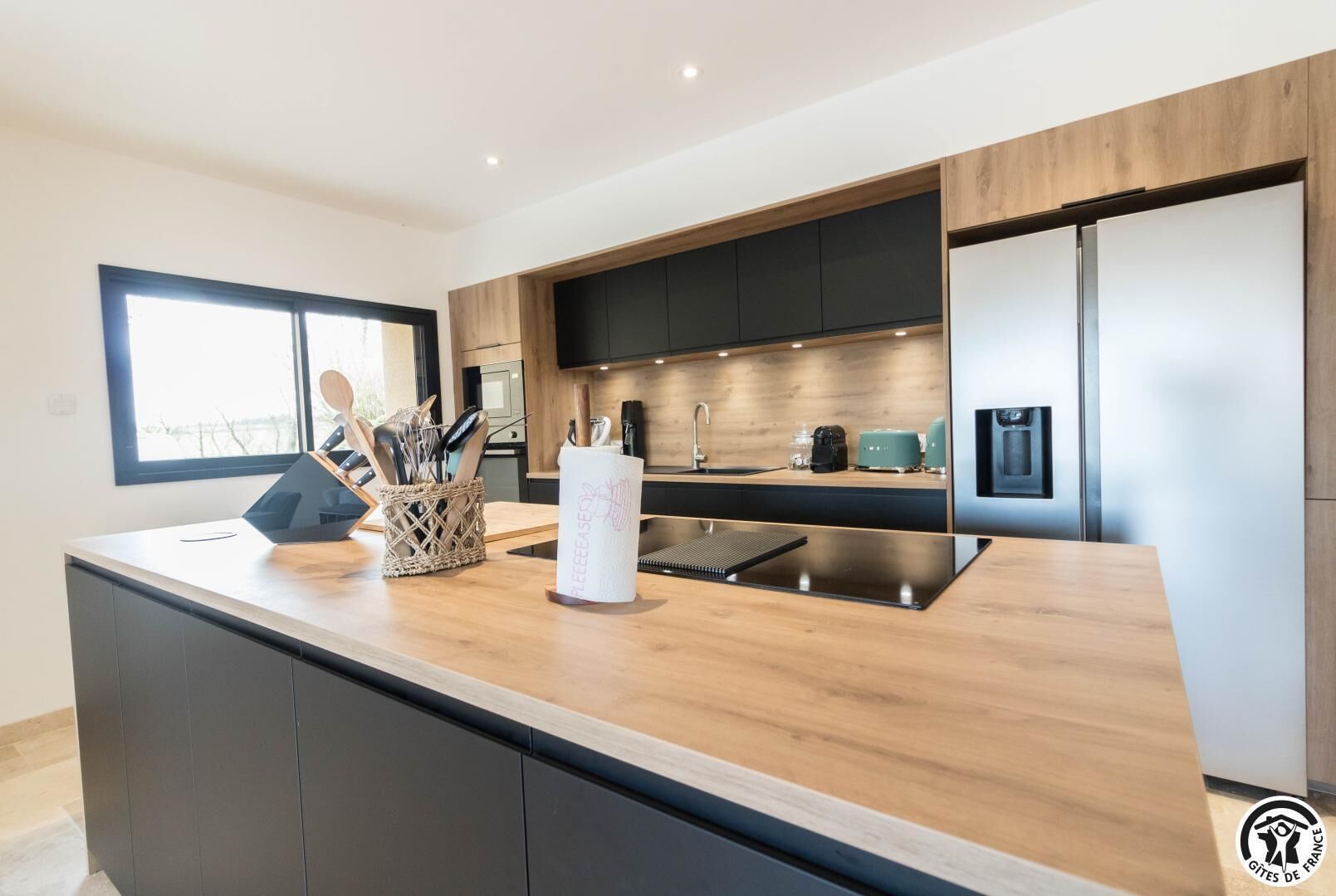 Réfrigérateur, micro-ondes, lave-vaisselle, chaise haute