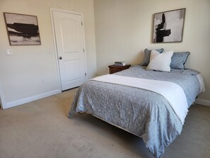 1 bedroom, desk, free WiFi, bed sheets - Welcome all coming to Kansas City for the World Cup! (Overland Park)