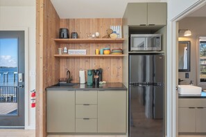 Private kitchen - Cabin Unit 1 Waterfront in RV Park (Mary Esther)