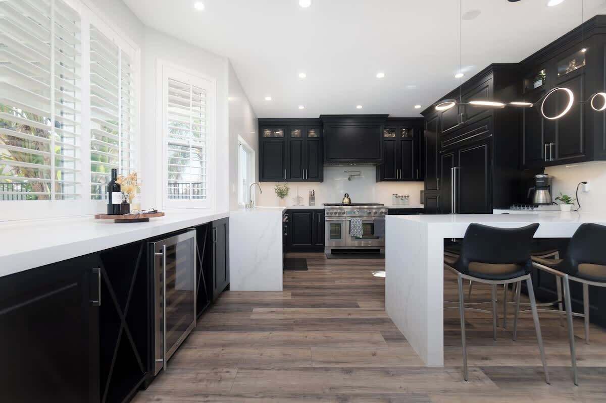 Microondas, horno, parrilla de estufa y lavavajillas 