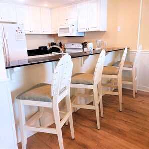 Microondas, horno, parrilla de estufa y lavavajillas 