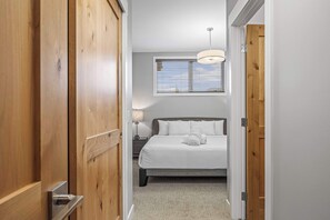 2 habitaciones, tabla de planchar con plancha, wifi y ropa de cama