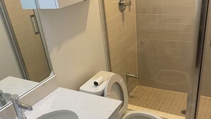 A bathroom with a sink, toilet, and shower. - 2 bedroom 2 bathroom condominium downtown Toronto (Toronto)