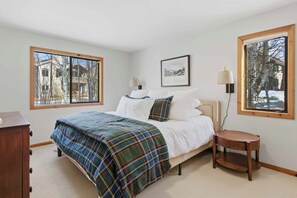 3 habitaciones, tabla de planchar con plancha, wifi y ropa de cama 