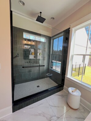 Chuveiro, secador de cabelo, toalhas de banho, sabonete