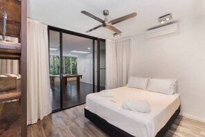 3 Schlafzimmer, Schreibtisch, Bügeleisen/Bügelbrett, Reisekinderbett