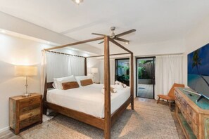 3 bedrooms, desk, iron/ironing board, travel cot - Luxury Beachfront Apartment with Direct Pool Access (Cairns)