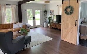 Living area - 2-bedroom house in adorable Glen Dale WV Brad Paisley Hometown (Glen Dale)