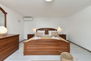 3 bedrooms, Internet - House 2418/195061 (Istria - Poreč), 4000m from the beach (Poreč)