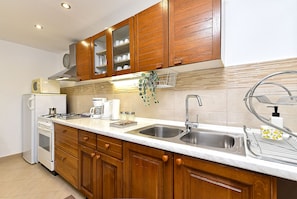 Coffee/tea maker, fridge, microwave, oven - House 2418/195061 (Istria - Poreč), 4000m from the beach (Poreč)