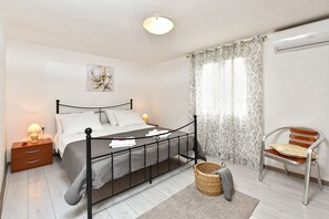 3 bedrooms, Internet - House 2418/195061 (Istria - Poreč), 4000m from the beach (Poreč)