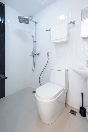 Douche, bidet, serviettes fournies, savon