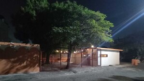 A small, single-story building with a fenced area and a tree in front. - Estancia La Quinta María 2 (Veracruz)
