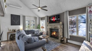 Téléviseur, foyer, jeux vidéo, lecteur de DVD