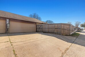 Property grounds - Gorgeous 4-bedroom duplex with AC in tranquil Richardson (Richardson)