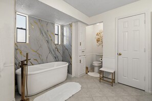 Hair dryer, towels, soap, toilet paper - Gorgeous 4-bedroom duplex with AC in tranquil Richardson (Richardson)