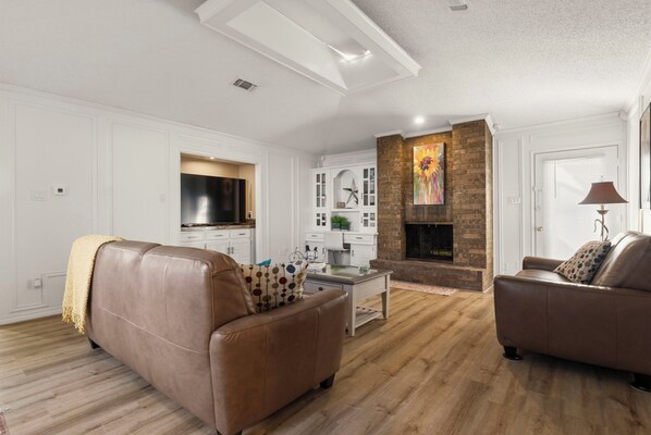 Living area - Gorgeous 4-bedroom duplex with AC in tranquil Richardson (Richardson)