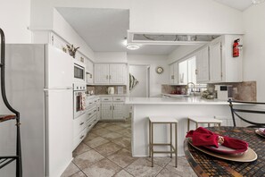 Private kitchen - Gorgeous 4-bedroom duplex with AC in tranquil Richardson (Richardson)