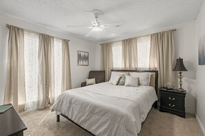 Iron/ironing board, WiFi, bed sheets - Gorgeous 4-bedroom duplex with AC in tranquil Richardson (Richardson)