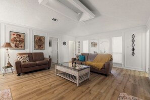 Living area - Gorgeous 4-bedroom duplex with AC in tranquil Richardson (Richardson)