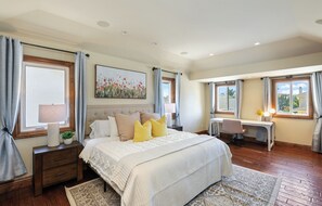 4 bedrooms, iron/ironing board, WiFi, bed sheets