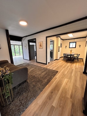 Interior - Charming 2 bed, 2 bath waterfront home w/ Dune access (Lakeside)