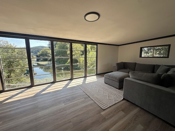 TV - Charming 2 bed, 2 bath waterfront home w/ Dune access (Lakeside)