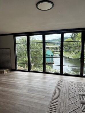 Interior - Charming 2 bed, 2 bath waterfront home w/ Dune access (Lakeside)