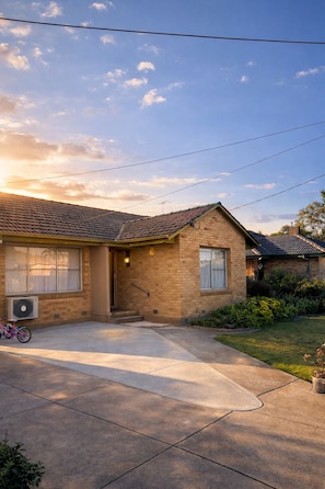 Exterior - 3BR Airport Stay 10 min to Melbourne Airport (Jacana)