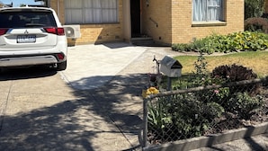 A single-story house with a tiled roof, a front door, and a mailbox. - 3BR Airport Stay 10 min to Melbourne Airport (Jacana)