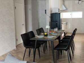 Dining - Bigger Room｜3 Bedroom Maxim 16 ppl | 8 Queen Beds｜Golden Gai & Kabukicho | 90㎡ (Kabukicho,Shinjuku-ku)