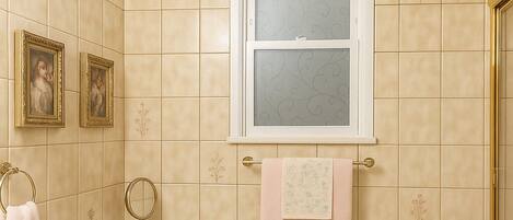 Secadora de cabello, bidet, toallas, jabón