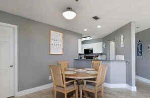 Dining - Serene 1-bedroom with bunkbeds and sofa sleeper apartment with AC in Panama City (Panama City)