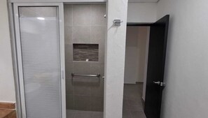 Quadruple Room | Bathroom | Shower, towels, soap, shampoo - Centro Vacacional IMSS Atlixco - Metepec  (Atlixco)