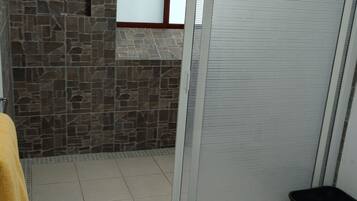 Chambre Double | Salle de bain | Douche, savon, shampoing