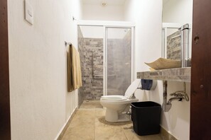 Habitació doble clàssica | Bany | Dutxa, tovalloles, sabó i xampú 