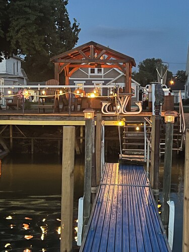 Perfect 2-bedroom water front cottage with Boat docks, west side of Sandusky