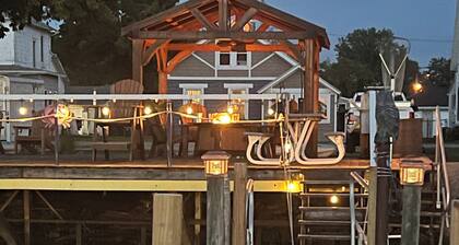 Perfect 2-bedroom water front cottage with Boat docks, west side of Sandusky