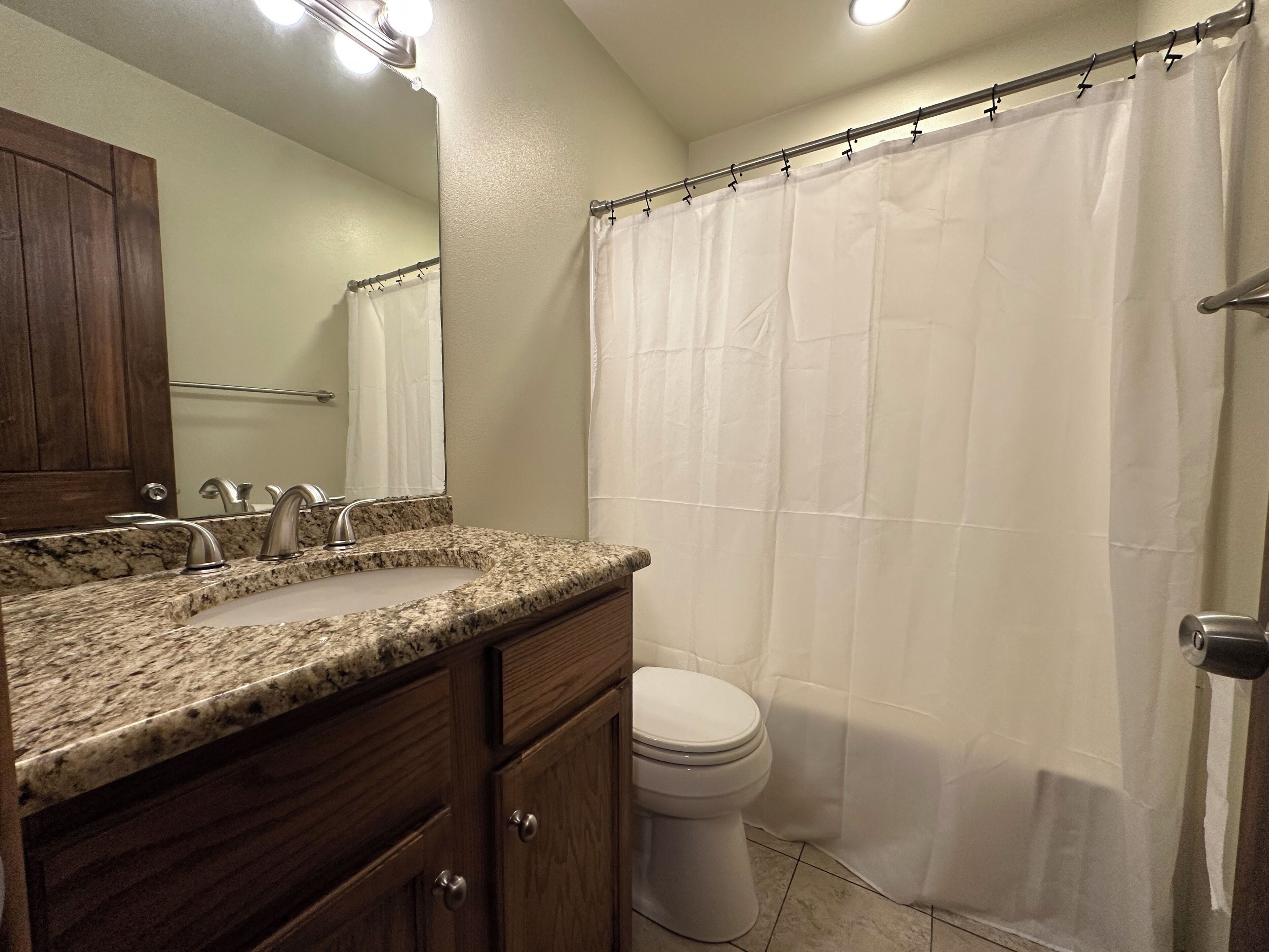 Douche, sèche-cheveux, serviettes fournies, savon