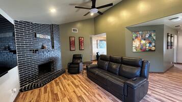 Télévision, cheminée