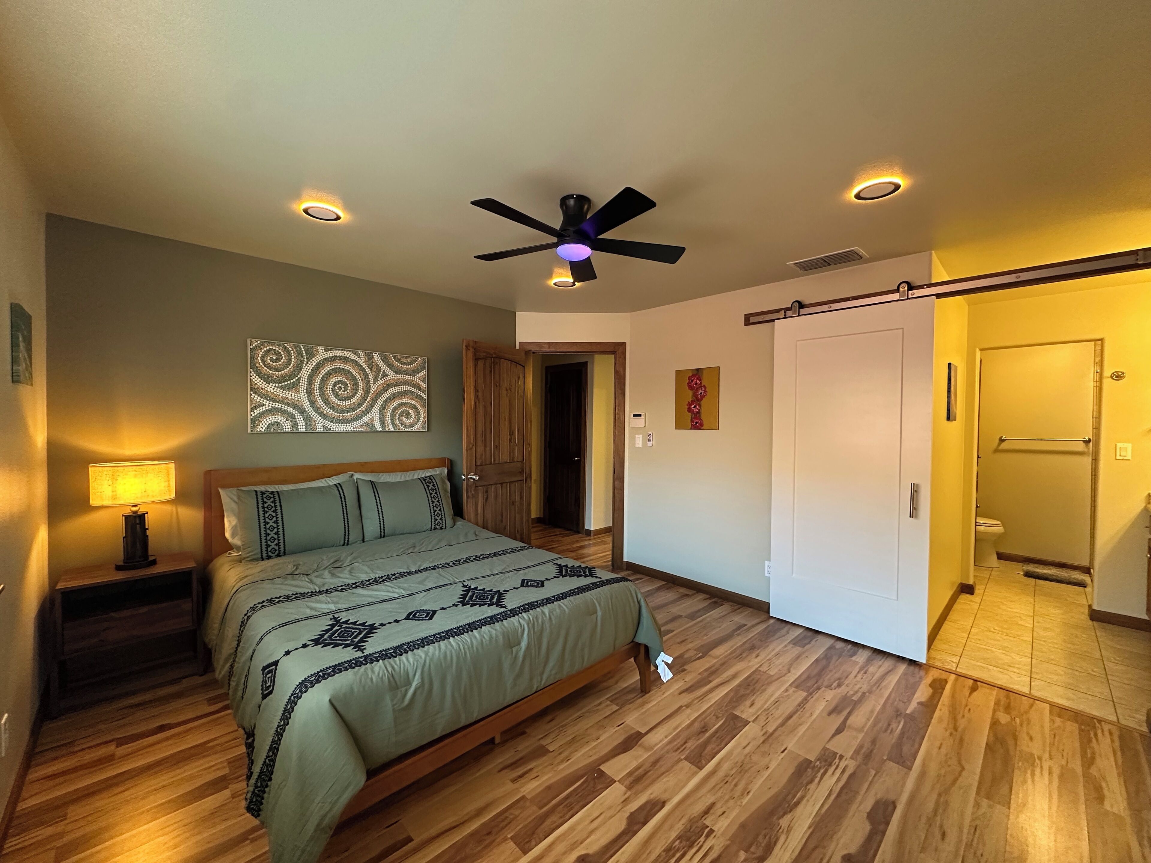 3 chambres, fer et planche à repasser, Wi-Fi, draps fournis