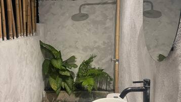 Een douche, handdoeken, zeep, toiletpapier