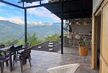屋外ダイニングエリア. Villa Bonaire - Rustic Mountain & River Escape