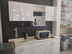 Refrigerador, microondas, horno, placa de cocina