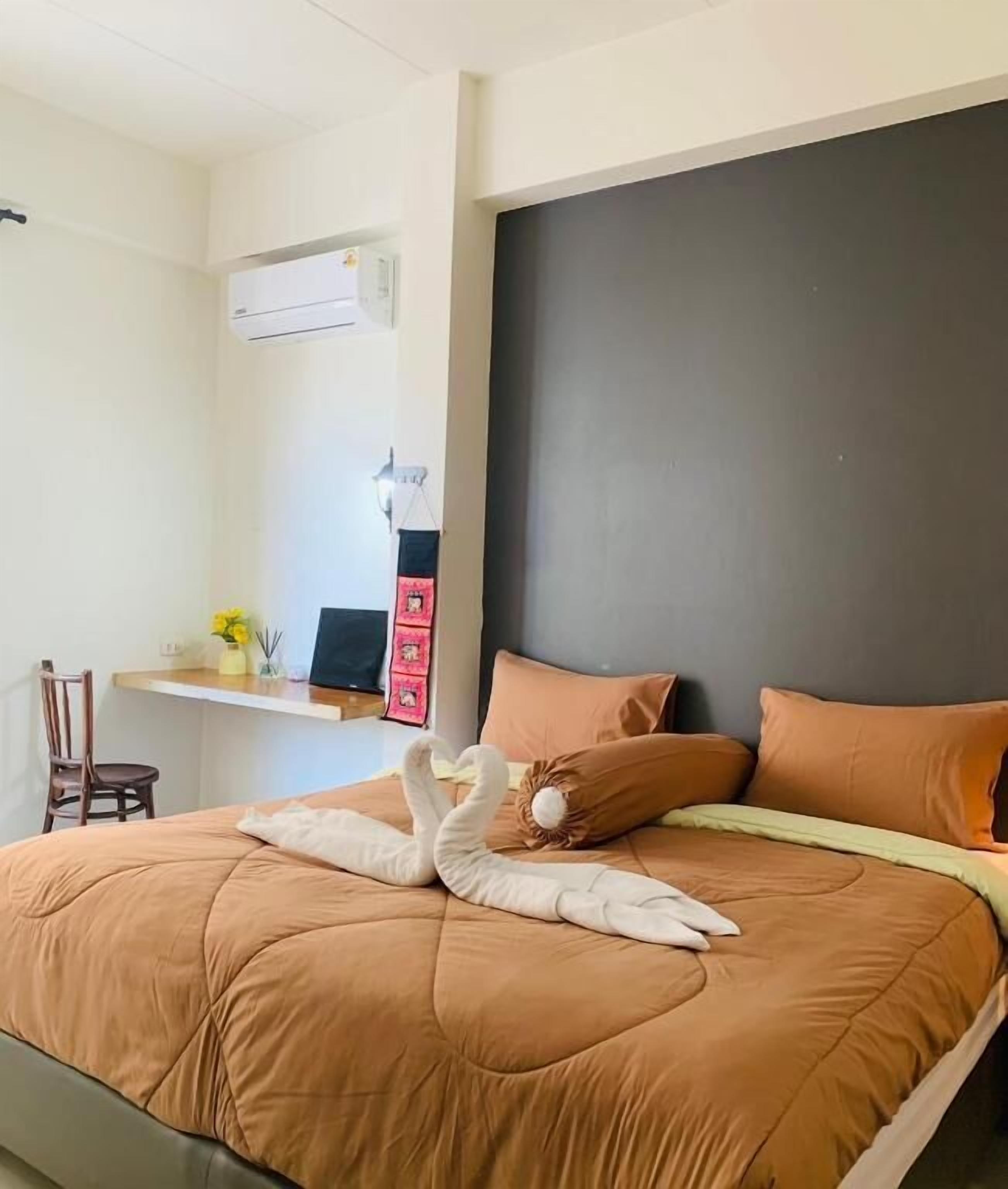 Desk, laptop workspace, free WiFi