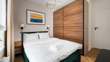 Iron/ironing board, WiFi, bed sheets